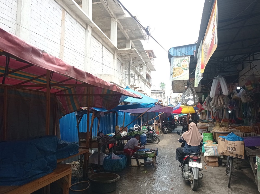 Proyek gedung Pasar Tavip Binjai tidak menggunakan jaring safety dan ancam keselamatan pekerja serta masyarakat sekitar. (Waspada/Ria Hamdani)