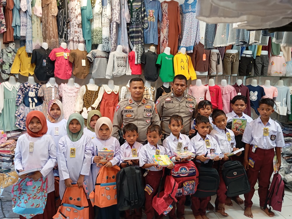 Kepala Urusan Pembinaan Operasi (KBO) Lantas Polres Aceh Utara, Ipda Irvan, Minggu (14/7) malam membelikan seragam dan peralatan sekolah untuk 13 anak yatim dari Kecamatan Langkahan, Aceh Utara. Waspada/Ist