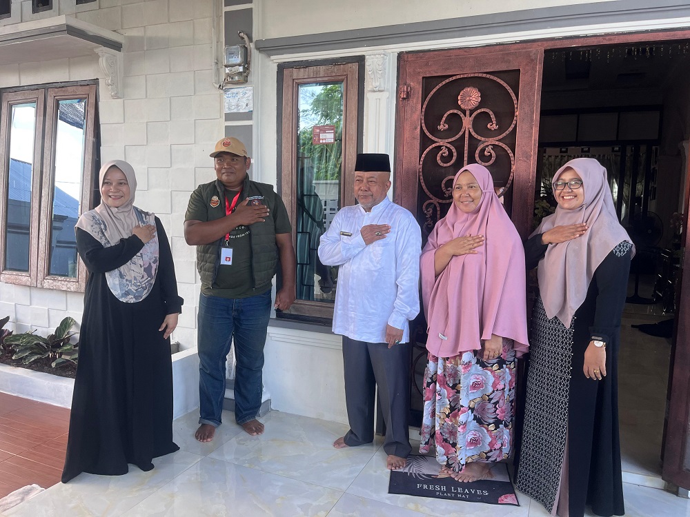 Petugas Pantarlih saat melakukan Coklit di rumah Ketua DPRK Aceh Tamiang,Suprianto,ST Kampung Sapta Marga, Kecamatan Manyak Payed pada Minggu (14/7) kemarin.(Waspada/Yusri).