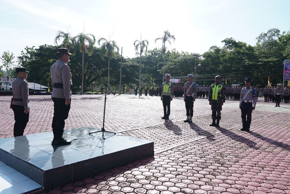 Wakapolres Aceh Besar Kompol Rustam Nawawi S.I.K saat memimpin Apel Gelar Pasukan Operasi Patuh Seulawah 2024, di Lapangan Apel Polres Aceh Besar pada Senin (15/7). (Waspada/Ist)