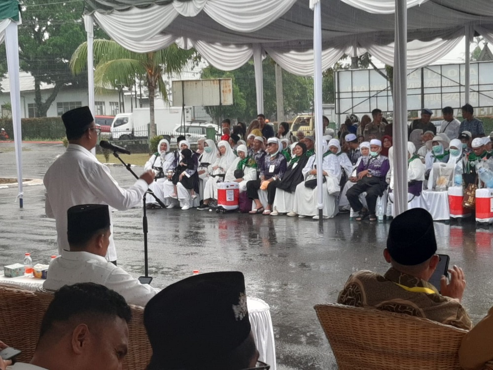 Wakil Bupati Simalungun, H.Zonny Waldi, saat menerima kepulangan jemaah haji Simalungun di Masjid Asy Syuhada Korem 022/PT, Jln Asahan Kec. Siantar, Senin (15/7) petang.(Waspada/Hasuna Damanik).