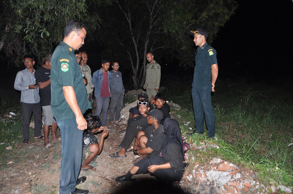 Petugas Satpol PP dan WH Aceh Besar menertibkan 6 gepeng di kawasan Peukan Bada Aceh Besar, Senin (1/7) malam. (Waspada/Ist)