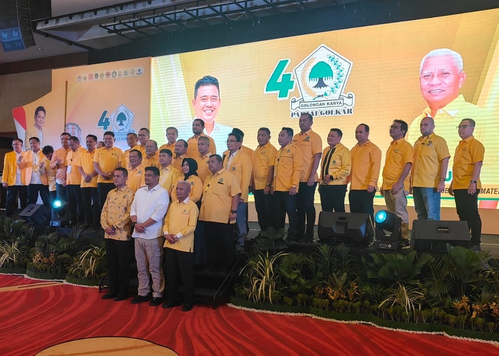 Ketua DPD Partai Golkar Sumut Musa Rajekshah, bersama Wali Kota Medan Boby Nasution (Bacalon Gubsu), dan Bupati Asahan Surya (Bacalon Wagub), foto bersama saat Bimbingan Teknis Anggota DPRD dan Calon Anggota DPRD Terpilih Fraksi Golkar se-Sumut, di Medan. Waspada/Ist