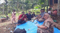 Pendiri dan Pembina Ruman Aceh Ahmad Arif (baju merah) sedang menyantap durian habis ndaling khutung (menjaga durian) di Aceh Tenggara pekan lalu.(Waspada/Ist)