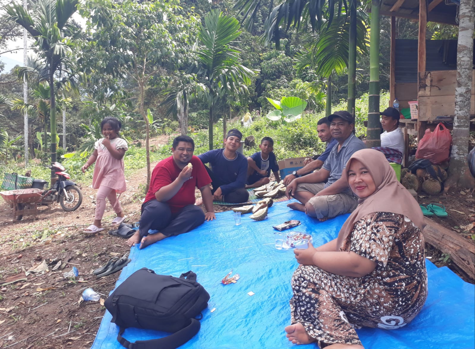 Pendiri dan Pembina Ruman Aceh Ahmad Arif (baju merah) sedang menyantap durian habis ndaling khutung (menjaga durian) di Aceh Tenggara pekan lalu.(Waspada/Ist)