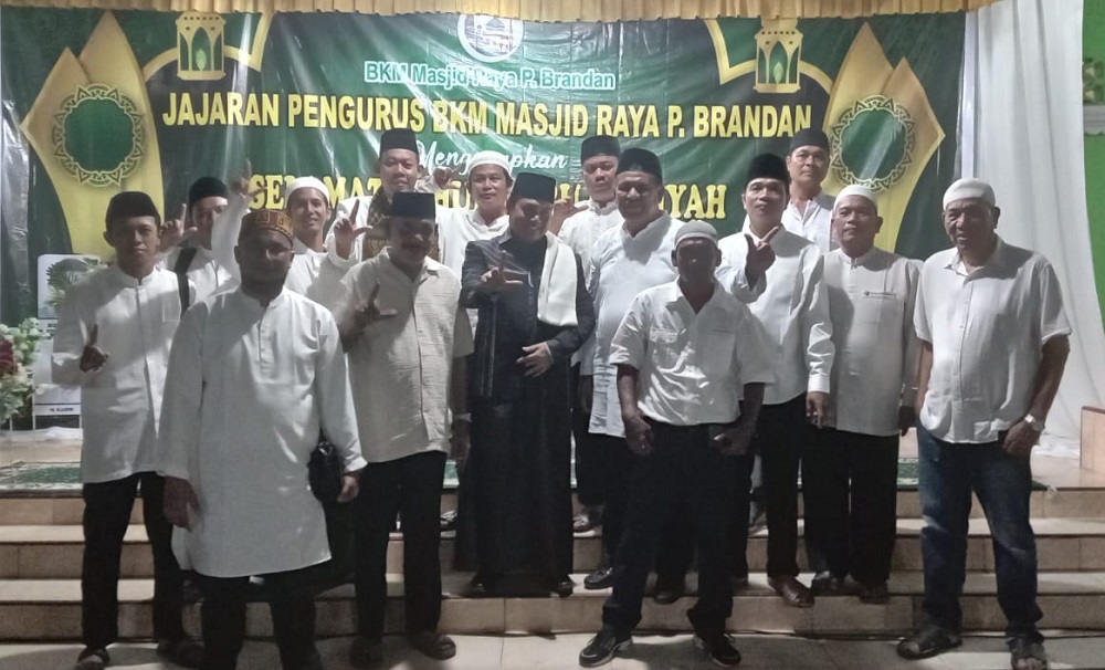 BKM Masjid Raya P.Brandan periode 2024-2029 Foto bersama ustadz Prof KH Ridwan Muhammad Yusuf di Halaman Masjid Raya P.Brandan, Selasa (16/7/24) malam. Waspada/Boy Aprizal