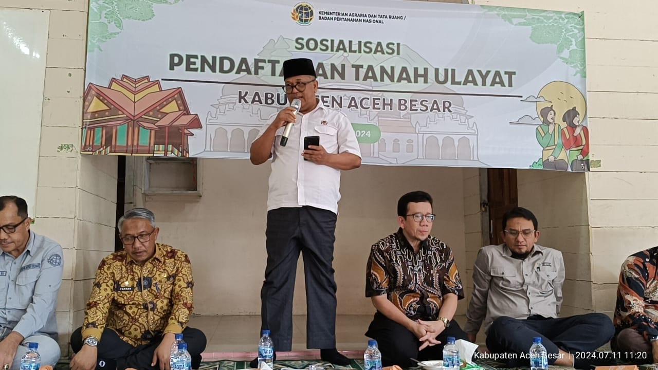 Tenaga Ahli Menteri (TAM) Kementrian Agraria dan Tata Ruang/Badan Pertanahan Nasional (ATR/BPN) Republik Indonesia, Dr M Adli Abdullah SH, M.CL saat Sosialisasi Pendaftaran Tanah Ulayat di Meunasah Gampong (desa) Iboh Tunong, Mukim Seulimeum, Kecamatan Suelimeum, Kabupaten Aceh Besar, Kamis (11/7). (Waspada/Ist)