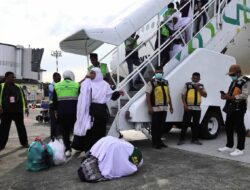 Jamaah Kloter 3 Sujud Syukur Di Bandara SIM