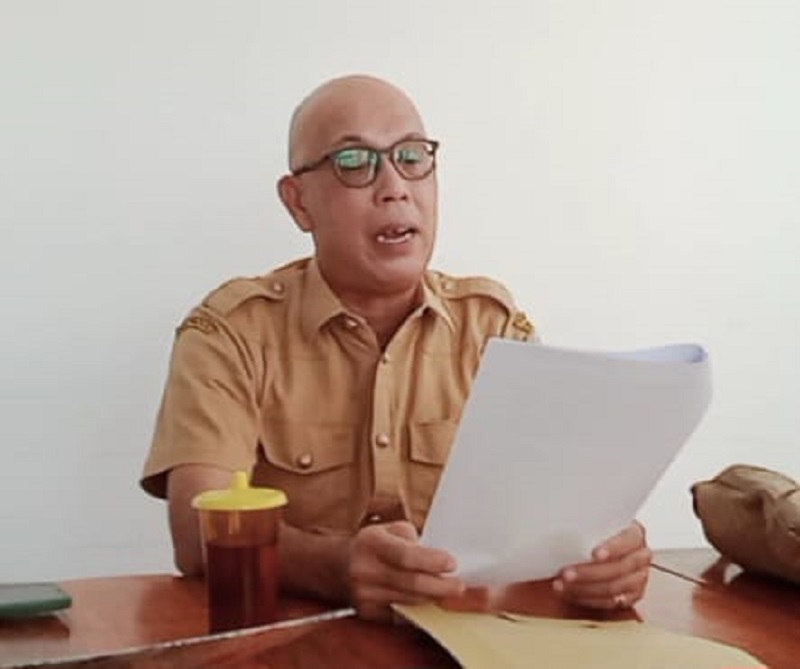 Kadis Kominfo Kota Gunungsitoli, Orani Wilfred Lase saat memberikan keterangan pers terkait Pemberhentian Tidak Dengan Hormat (PTDH) mantan Kepala Bappeda Litbang Kota Gunungsitoli, Karya Septianus Batee, Senin (1/7). Waspada/Ist