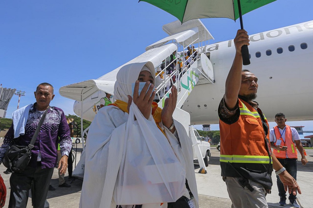 Petugas Bandara SIM melayani jamaah haji kloter 09 saat tiba di Bandara SIM Blang Bintang, Aceh Besar, Jumat (19/07/24).(Waspada/Ist)