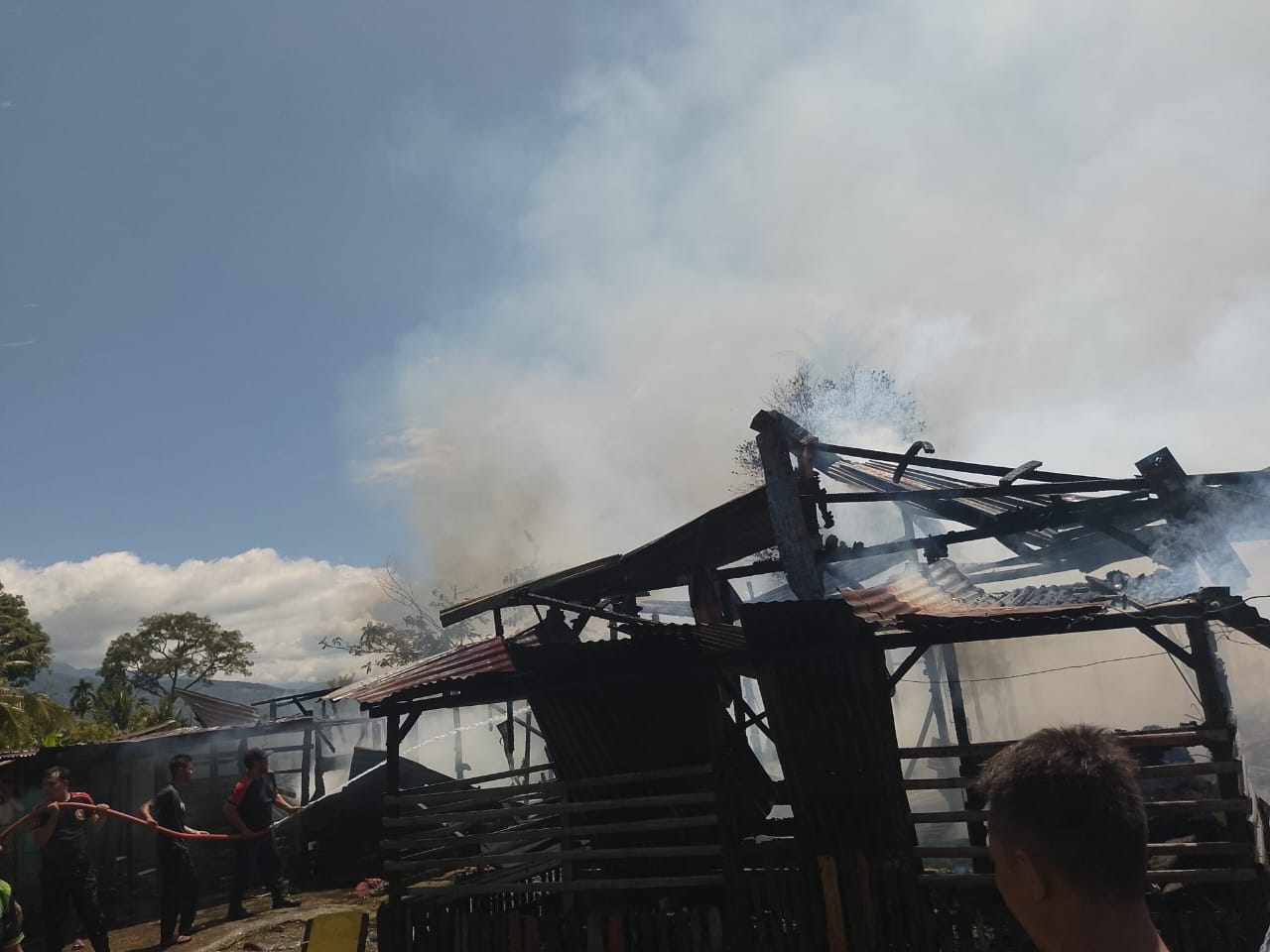 Dua Rumah Hangus Terbakar. Waspada/Seh Muhammad Amin