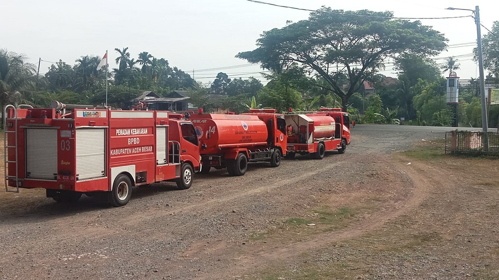 Badan Penanggulangan Bencana Daerah (BPBD) Aceh Besar kembali melakukan penyuplaian air bersih ke sejumlah gampong (desa) di Kecamatan Lhoknga, Kabupaten Aceh Besar, Selasa (2/7). (Waspada/Ist)