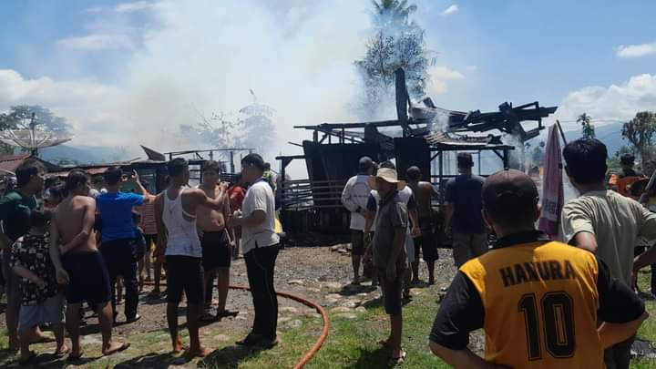 Kebakaran rumah di Desa Mbacang Lede Kecamatan Lawe Bulan. Waspada/Seh Muhammad Amin