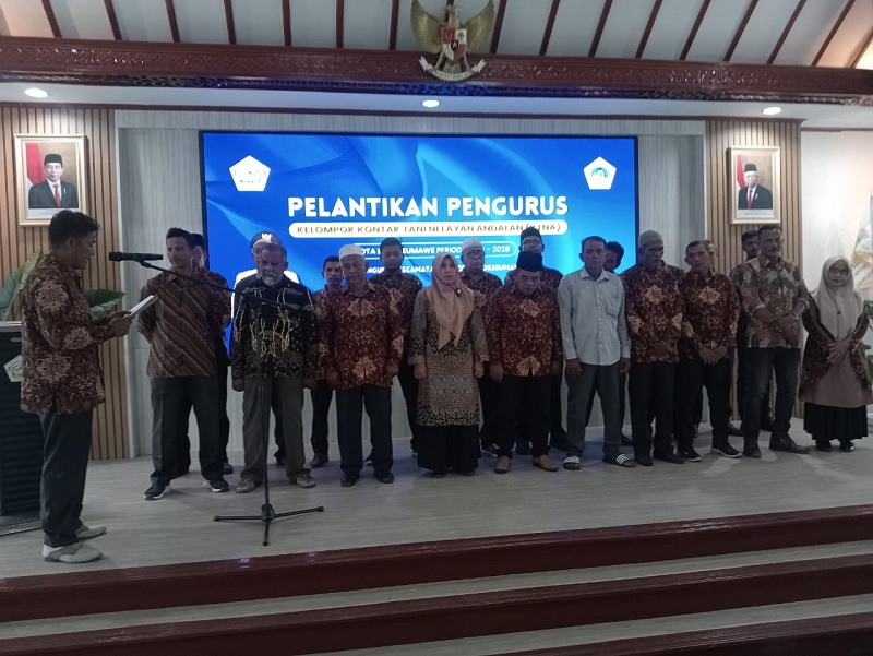 Pengurus KTNA Kota Lhokseumawe dilantik oleh Ketua KTNA Provinsi Aceh yang diwakili Ketua II Bidang pengembangan organisasi dan SDM Sukurdi Iska, SH. (Waspada/ist)