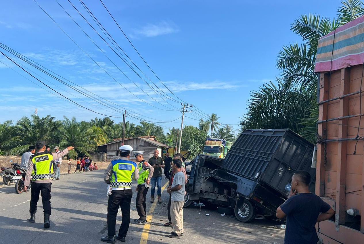 Sejumlah Polisi Lalu Lintas melakukan olah TKP kecelakaan antara L300 kontrak mobil Interrculer di Jalinsum Banda Aceh – Medan, Gampong Baro, Julok, Aceh Timur, Sabtu (13/7). Waspada/H. Muhammad Ishak