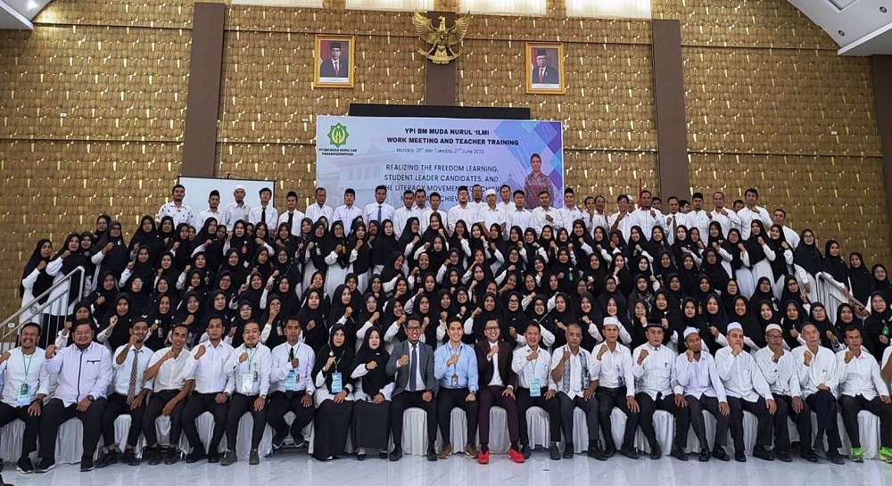 Wakil Pimpinan Perguruan YPI BM Muda Nurul Ilmi Padangsidimpuan Syahlan Ginting, SE, MAIMM foto bersama dengan peserta Work Meeting And Teacher Training, Senin (1/7).Waspada/ist,