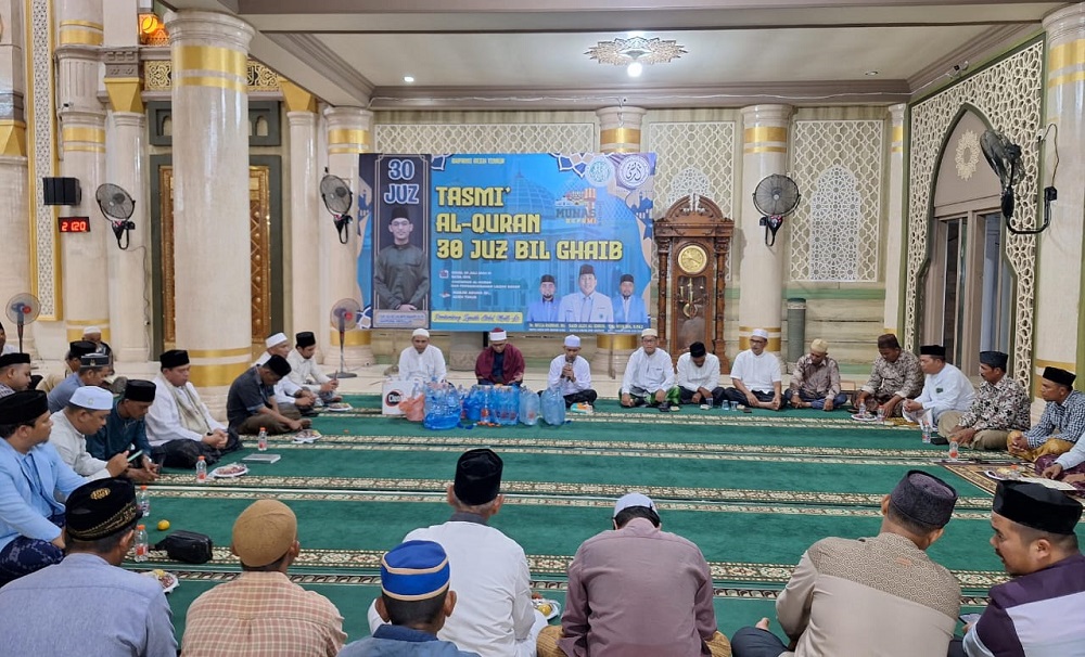 Para jamaah dari berbagai daerah ikut menyimak prosesi Tasmi' Al-Qur'an 30 Juz di Masjid Agung Darussalihin Idi, Aceh Timur, Senin (29/7). Waspada/H. Muhammad Ishak