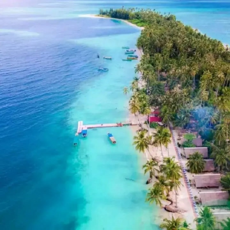 Pesona pantai Pulau Panjang dengan hamparan pasir putih dan birunya air laut, persis depan Cottage Bumdes Karya Mandiri di Pulau Banyak Aceh Singkil, yang direkam dari atas ketinggian sekitar 100 meter dengan kamera drone. WASPADA/Ist