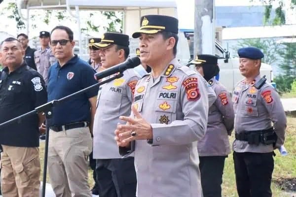 Irwasda Polda Aceh, Kombes Pol Misbahul Munauwar memberikan keterangan usai mengecek kesiapan personel pengamanan di PKA, Rabu (3/6). (Waspada/Zafrullah)