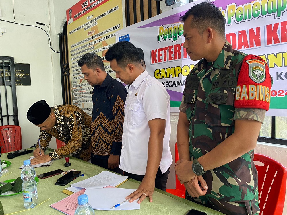 Sekcam Langsa Lama, Mursalin, Geuchik Gampong Meurandeh Aceh, Tgk Asnawi dan Ketua Tuha Peut, M Dayyan saat pengesahan qanun gampong, Rabu (3/7) kemarin. Waspada/Ist.