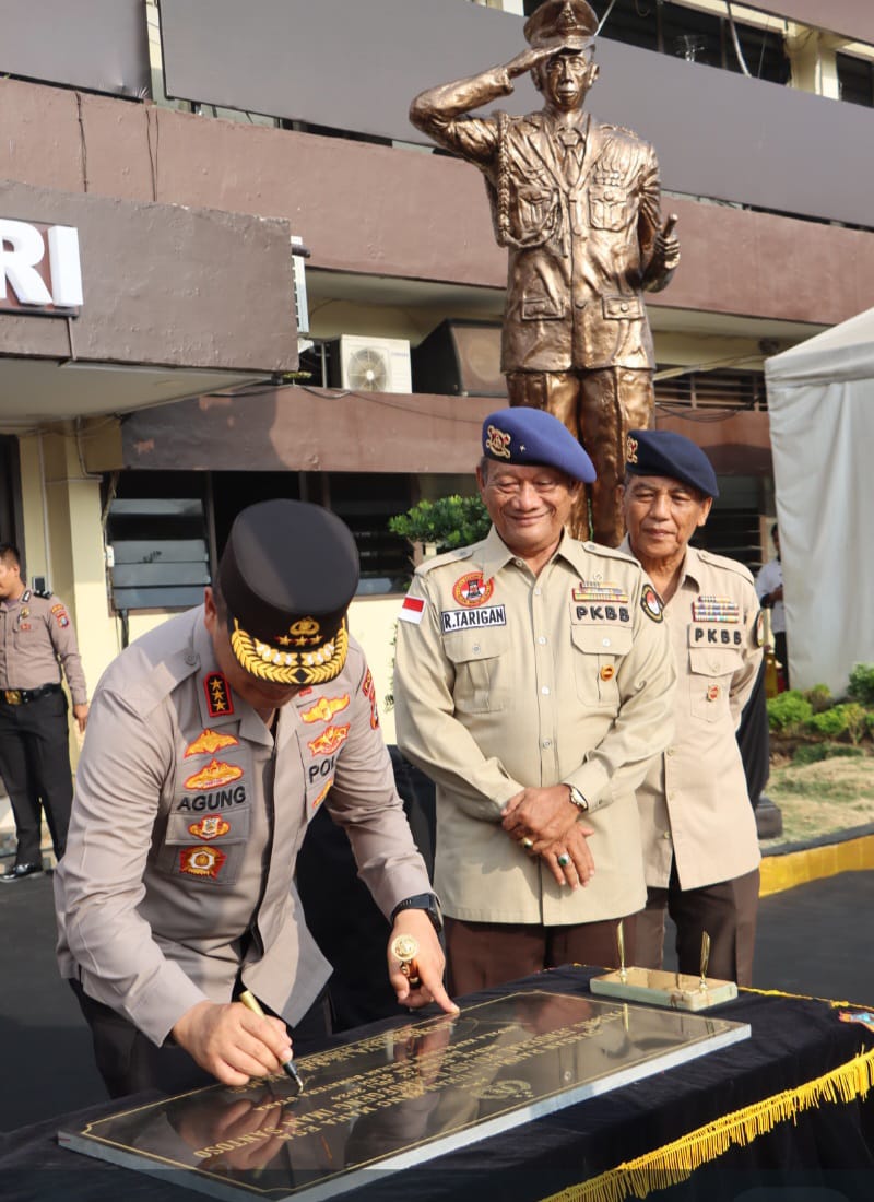 Patung Polisi Jujur Berdiri Tegak Di Polrestabes Medan