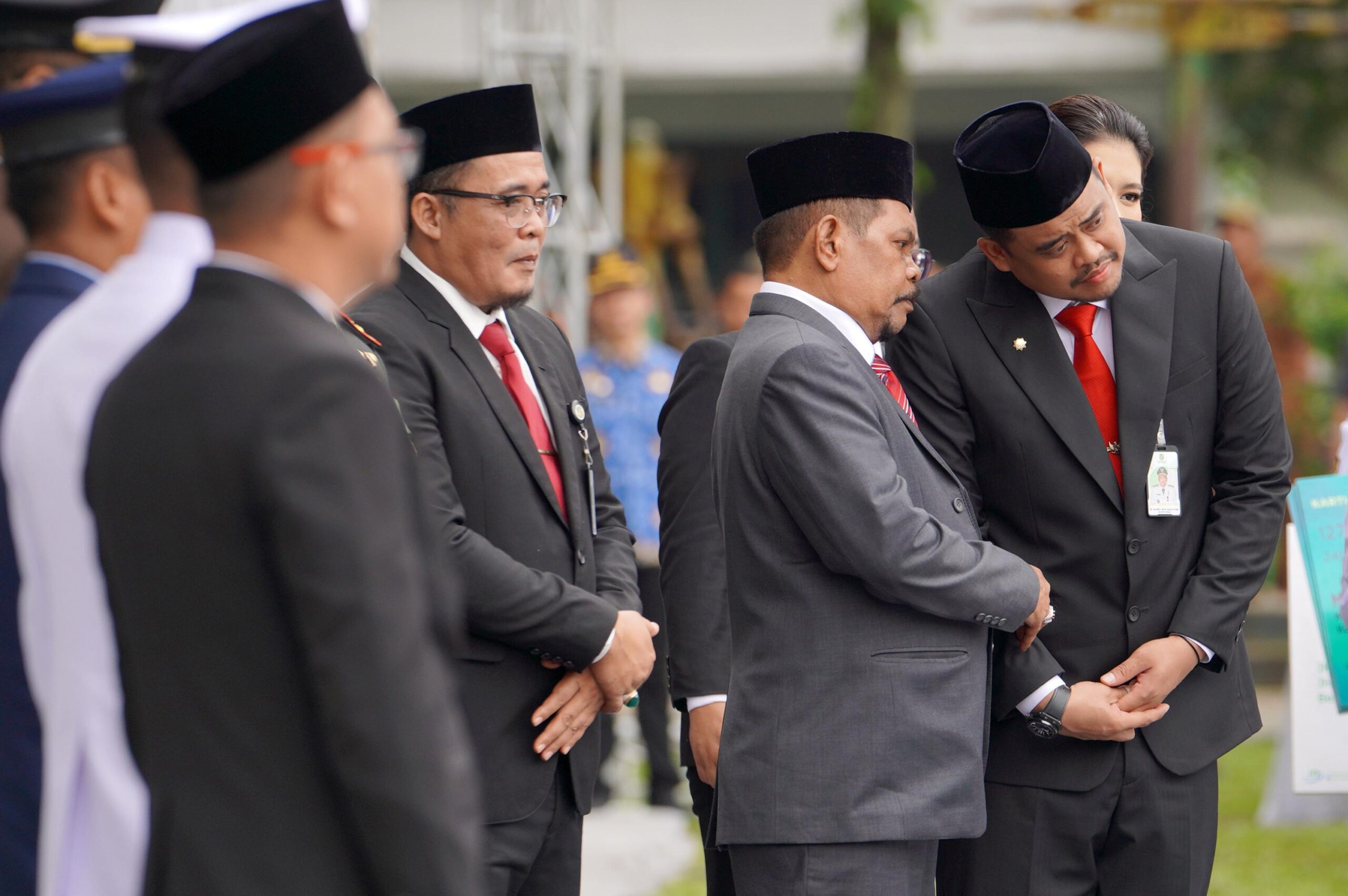 H Rahudman Harahap (dua kanan) tampak berbincang dengan Walikota Medan Bobby Nasution, yang hadir pada puncak peringatan HUT Ke-434 Kota Medan, Senin (1/7). Waspada/Ist