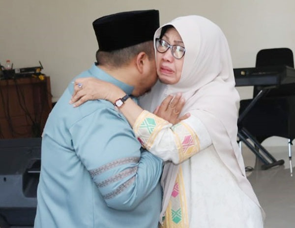 Profil Dolly Pasaribu, Bangun Tapsel Dengan Niat Tulus Dan Ikhlas