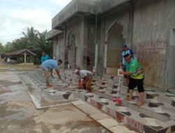 Ciptakan Kenyamanan Tamu PON XXI, BKPRMI Bersih Masjid Lokasi Wisata