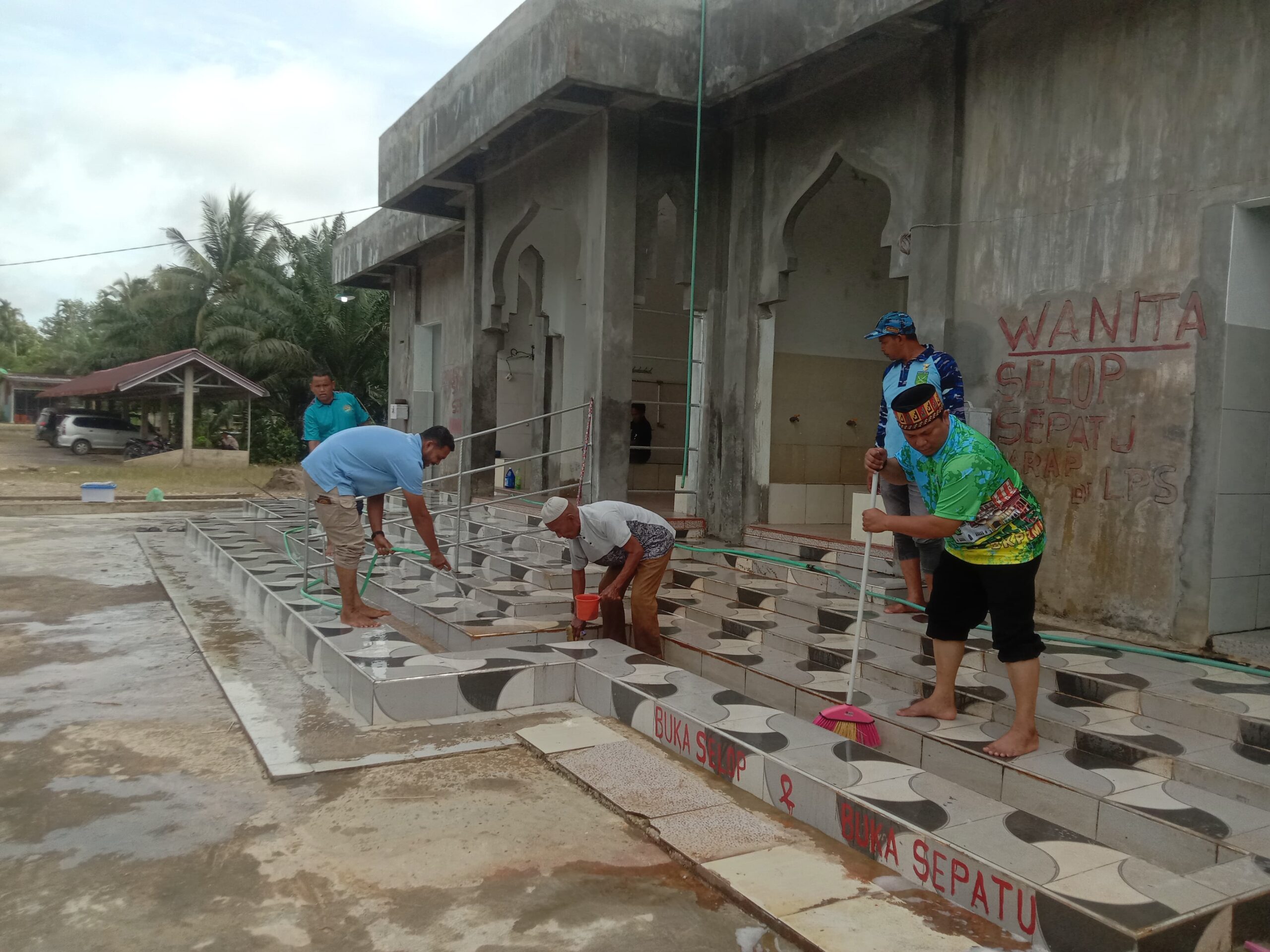 Ciptakan Kenyamanan Tamu PON XXI, BKPRMI Bersih Masjid Lokasi Wisata