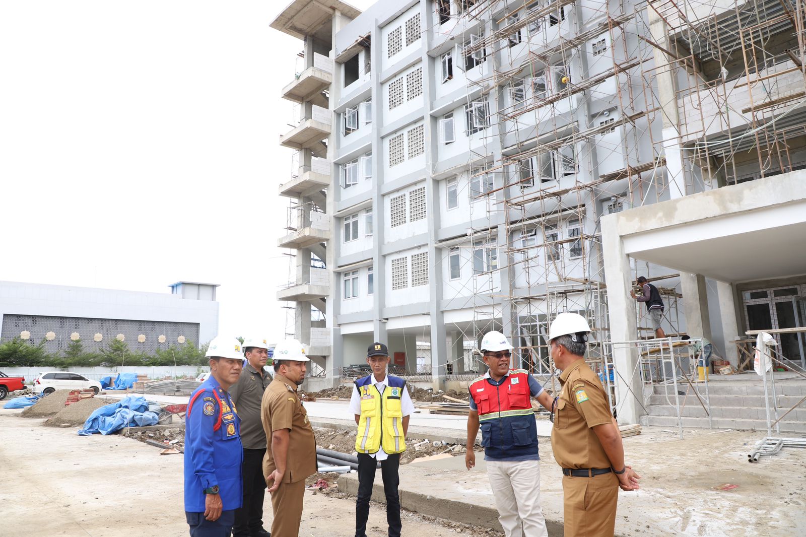 Pj Bupati Aceh Besar Tinjau Progres Pembangunan Venue PON Dan Wisma Atlet