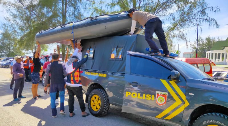 Polresta Banda Aceh Siagakan Perahu Karet Saat Atlet Layar Latihan