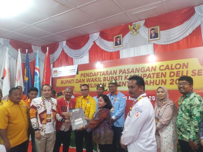 Ketua partai pengusung seperti Ketua Gerindra Deliserdang Zakky Shahri, PLT Ketua PDI-P Deliserdang Sutarto, Ketua Golkar Deliserdang Hamdani Syahputra dan lainnya menyerahkan berkas kepada Ketua KPU Deliserdang Relis Yanthy Panjaitan disaksikan Paslon Aci-Lom Lom. (Waspada/Edward Limbong)