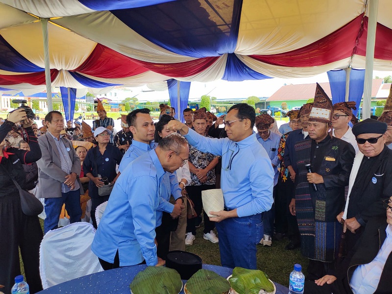 Tokoh masyarakat, JR Saragih yang juga Bupati Simalungun periode 2010-2015 dan periode 2016-2021, memberi 'boras tenger' (upa-upa) kepada pasangan calon Bupati Simalungun periode 2024-2029 Anton - Benny di Hotel Simalungun City Pamatangraya, Kamis (29/8).(Waspada/Hasuna Damanik).