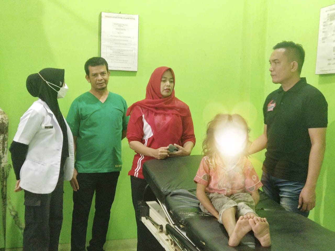 Respon cepat Pemkab Sergai bersama pihak kepolisian membawa bocah wanita serta abang kandung dan kedua orang tuanya ke RS. Sultan Sulaiman Sergai. Waspada/ist