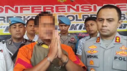 Tersangka penganiayaan pelatih renang JSM didampingi Kapolres Asahan memberikan keterangan dan meminta maaf kepada korban, atas dugaan penganiayaan yang dilakukannya kepada sesama pelatih renang Asliyani Siregar. Waspada/ Sapriadi