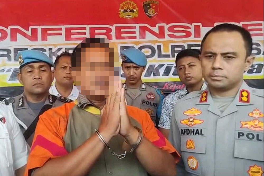 Tersangka penganiayaan pelatih renang JSM didampingi Kapolres Asahan memberikan keterangan dan meminta maaf kepada korban, atas dugaan penganiayaan yang dilakukannya kepada sesama pelatih renang Asliyani Siregar. Waspada/ Sapriadi