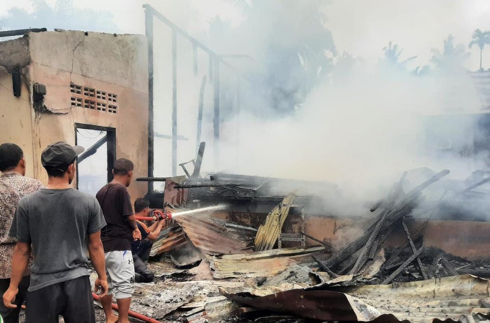 Rumah semi permanen ludes terbakar di Desa Matang Kruet, Pante Bidari, Aceh Timur, Rabu (14/8). Waspada/Muhammad Ishak