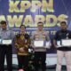 Kapolres Aceh Timur AKBP Nova Suryandaru SIK (2 kanan) ketika menerima KPPN Awards Tahun 2024 di Kantor KPPN Tipe A Langsa di Kota Langsa, Selasa (20/8). Waspada/Muhammad Ishak