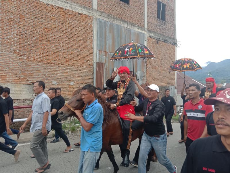 Cabup Raidin Pinim dan Cawabup, Syahrizal Selian (RASA) menunggangi kuda ketika mendaftar ke kantor KIP Agara, Rabu (28/8). Waspada.Ali Amran