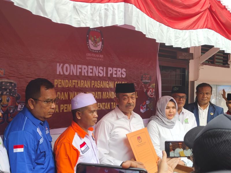 Pasangan bakal calon Bupati dan Wakil Bupati Madina, Saipullah Nasution - Atika Nasution (SAHATA) konfrensi pers usai acara pendaftaran di KPUD Madina. Waspada/Ist