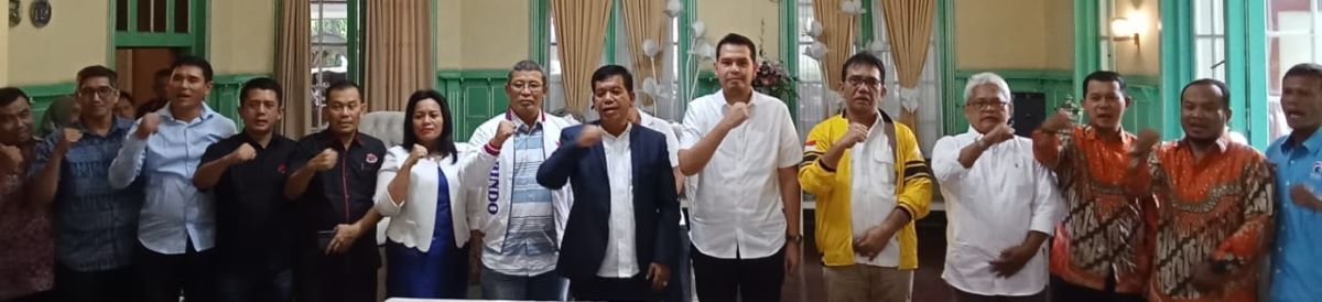 Paslon Bupati dan Wakil Bupati Simalungun Radiapoh Hasiholan Sinaga (tujuh kanan) dan Pratama Pangaribuan (enam kanan) pose bersama para pengurus Parpol pengusung dan lainnya di Siantar Hotel, Jl. WR. Supratman, Pematangsiantar, Rabu (28/8) siang.(Waspada-Edoard Sinaga).