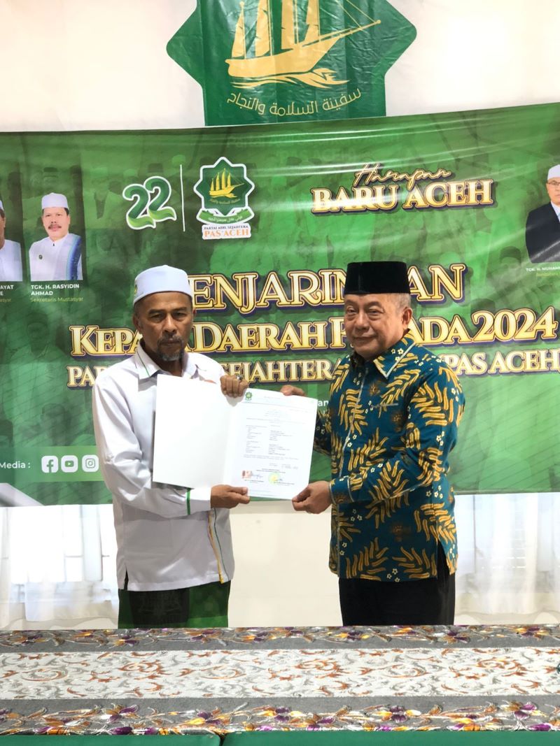 Suprianto, ST saat menerima surat persetujuan dukungan dari PAS Aceh untuk mencalonkan diri pada Pilkada 2024.( Waspada/Ist).