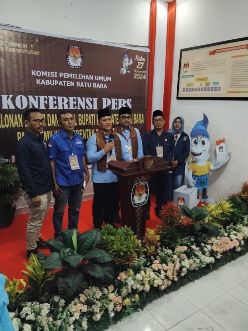 PASANGAN Balon Bupati/Wakil Bupati Batubara Darwis-Oky Iqbal Frima saat mendaftar ke KPU Batubara pada hari kedua masa pendaftaran. Waspada /Iwan Has