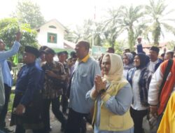 Massa Iringi Pasangan Syah Afandin-Tiorita Surbakti Mendaftar Ke KPU Langkat 