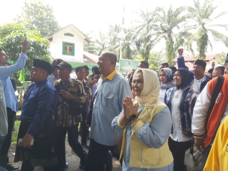 Massa iringi pasangan  H Syah Afandin dan Tiorita Surbakti (Satria) mendaftar ke KPU Langkat sebagai bakal calon bupati dan wakil bupati Langkat, Kamis (29/8/24). Waspada/Boy Aprizal