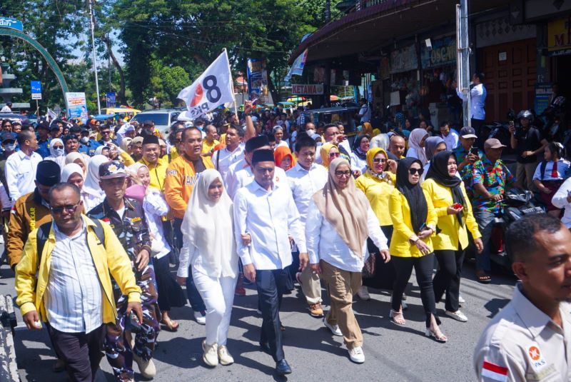 Paslon Basyar - Erlis bersama ribuan orang masyarakat berjalan kaki menuju KPU Kota Tebingtinggi. Waspada/Kristian Brahmana