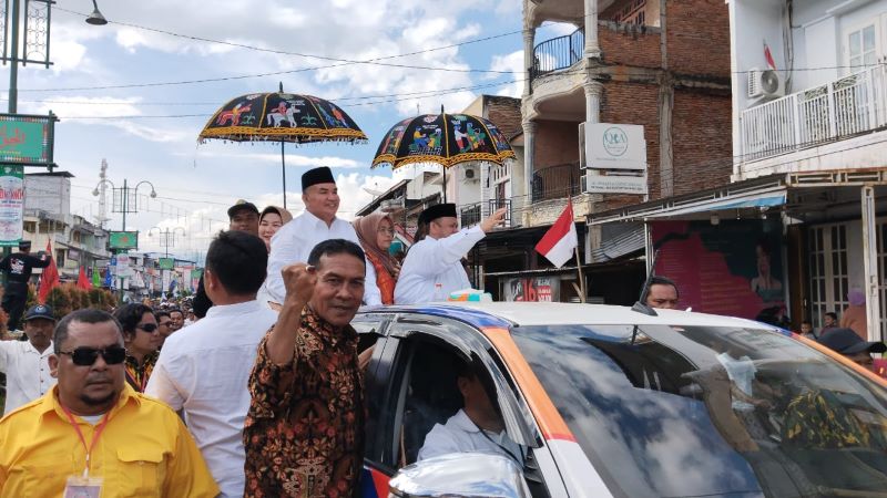 Sedikitnya tujuh ribuan pendukung dan simpatisan mengantarkan pasangan HM Salim Fakhry- dr Heri Al Hilal mendaftar ke KIP Agara, Kamis (29/8). Waspada/Seh Muhammad Amin