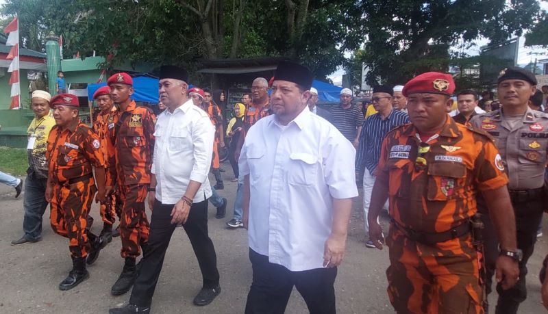 Pasangan Harun-Ichwan saat mendaftar ke KPU Madina. Waspada/Ali Anhar Harahap.