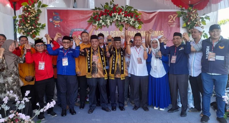 Paslon bupati Sahabat diapit para pimpinan Parpol bersama-sama mengepalkan tangan menyatakan siap berjuang bersama memenangkan Sahabat. WASPADA/Ariefh