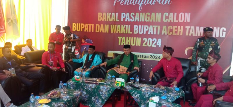 Bakal Pasangan calon Bupati dan Wakil Bupati Aceh Tamiang tahun 2024, Irjen Pol Drs Armia Fahmi, MH- Ismail,SE ketika mendaftar untuk ikut Pilkada 2024 di KIP Kabupaten Aceh Tamiang, Kamis (29/8) sore. Waspada/ Muhammad Hanafiah